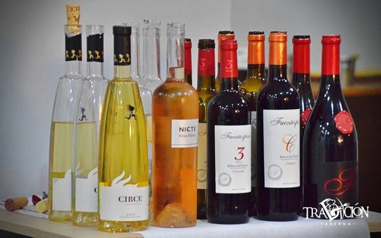 fila de botellas de vino